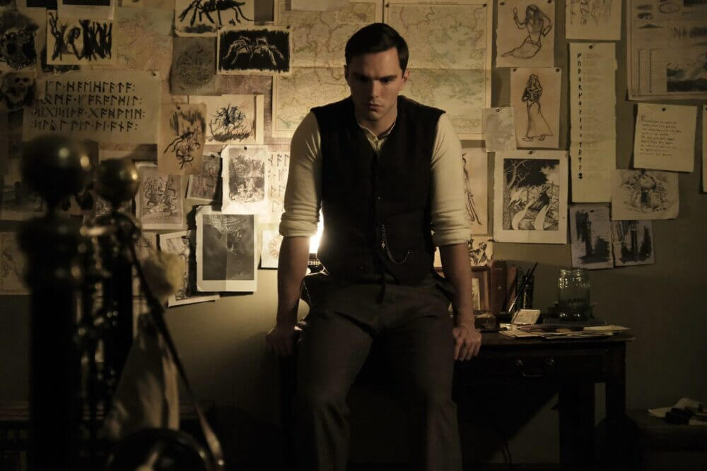 Nicholas Hoult como J.R.R. Tolkien na cinebiografia do autor