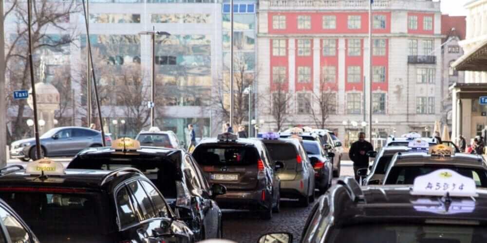 Taxis em Oslo são elétricos. E recarregam, wireless, enquanto aguardam no ponto