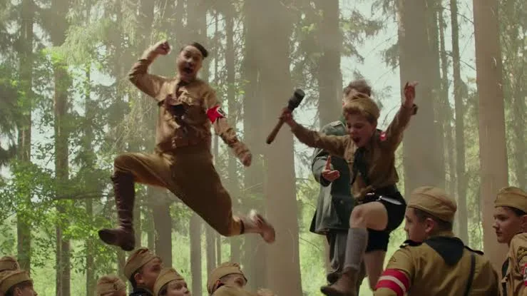 Novo trailer de Jojo Rabbit, aquele do Hitler como amigo imaginário