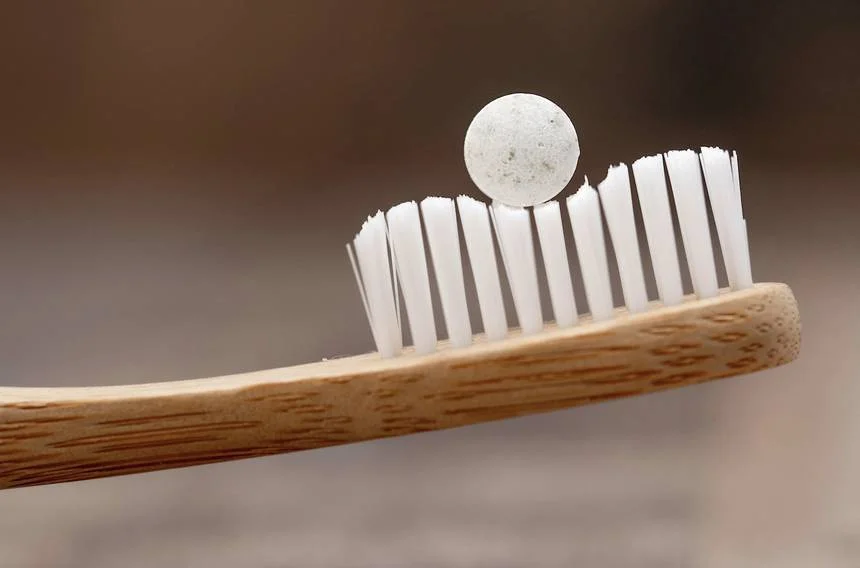 A pasta de dentes em comprimidos, que elimina o uso do tradicional tubo plástico