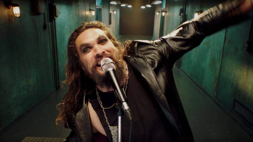 Jason Momoa interpreta Ozzy em novo clipe