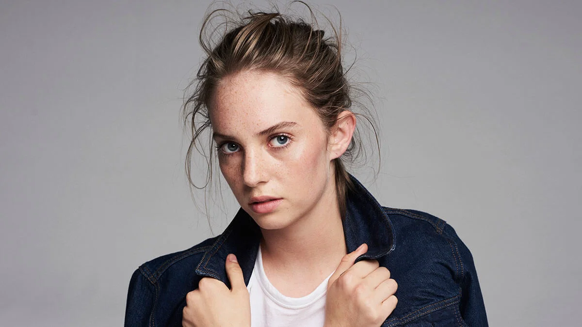 Maya Hawke, de Stranger Things, divulga o single “By Myself”