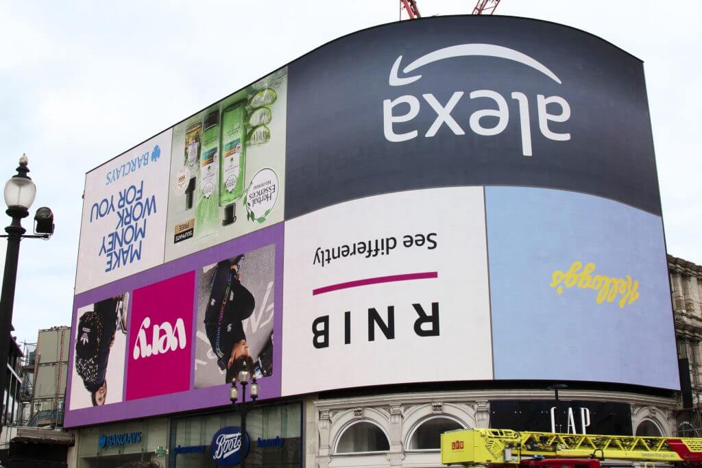 The&Partnership e RNIB colocaram a Piccadilly Lights de cabeça para baixo