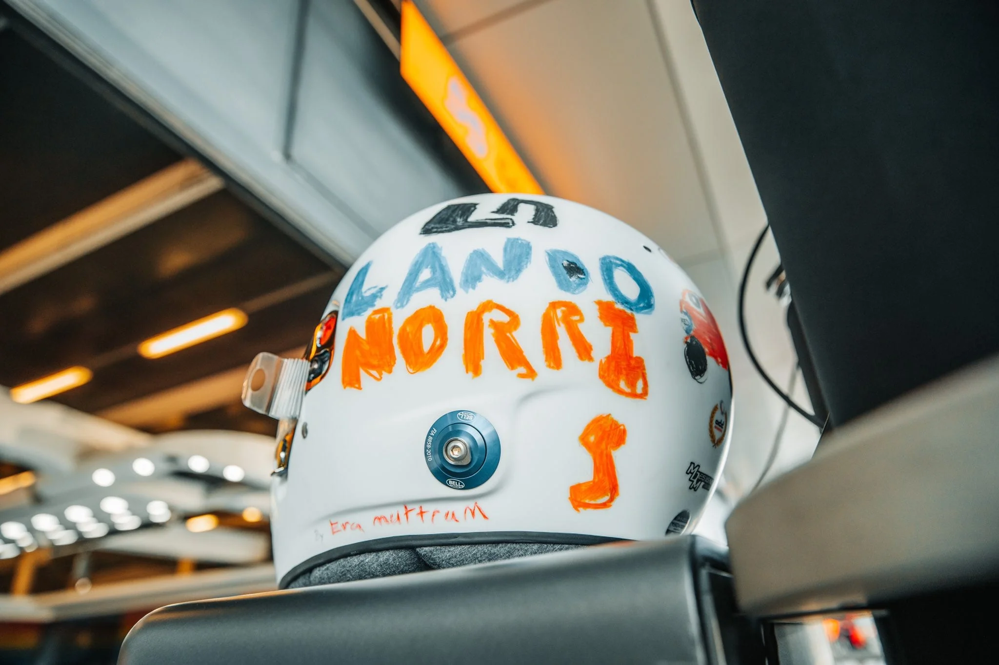 Menina de 6 anos vence concurso e desenha novo capacete de Lando Norris na F1