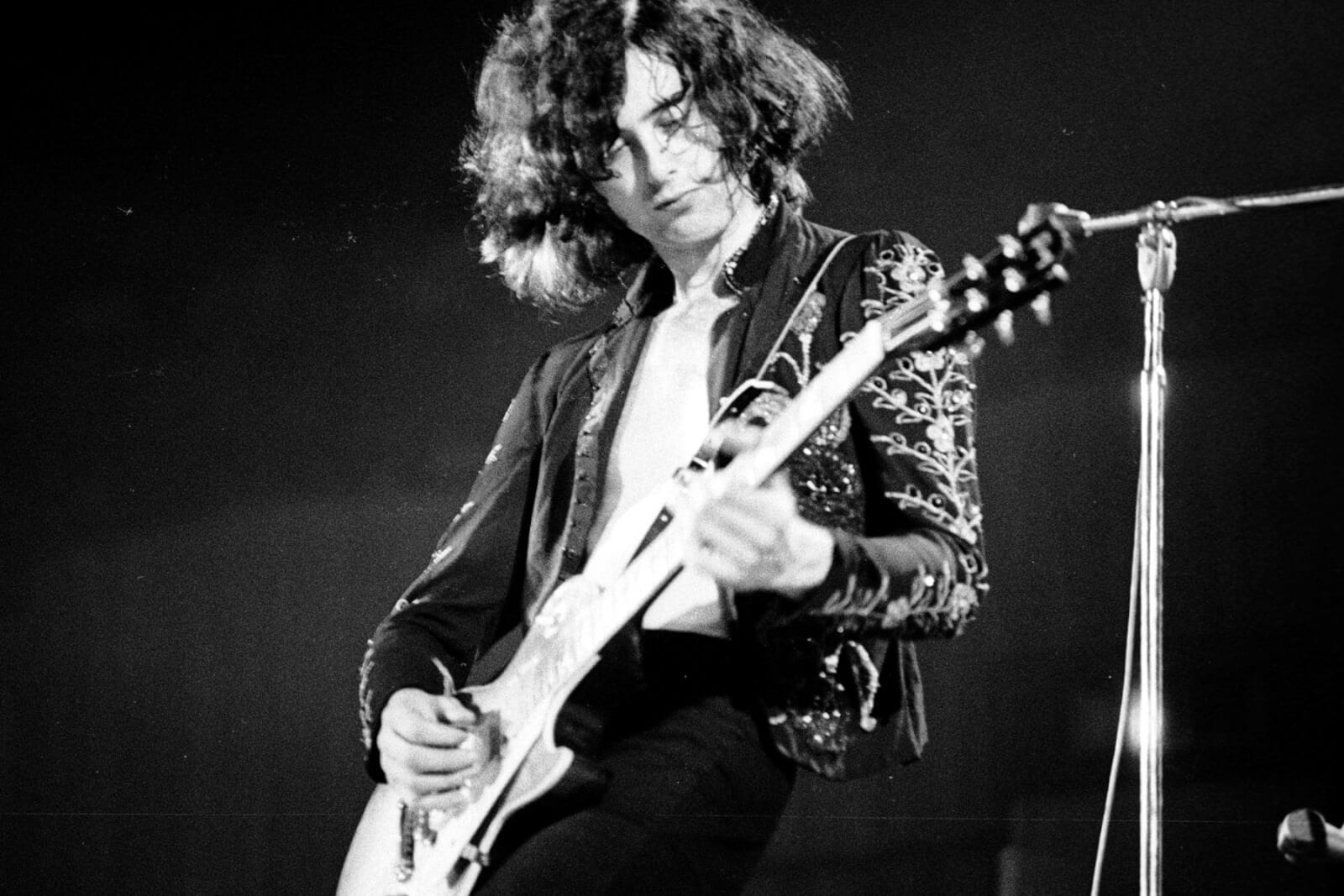 Rolling Stones divulga música gravada com Jimmy Page em 1974