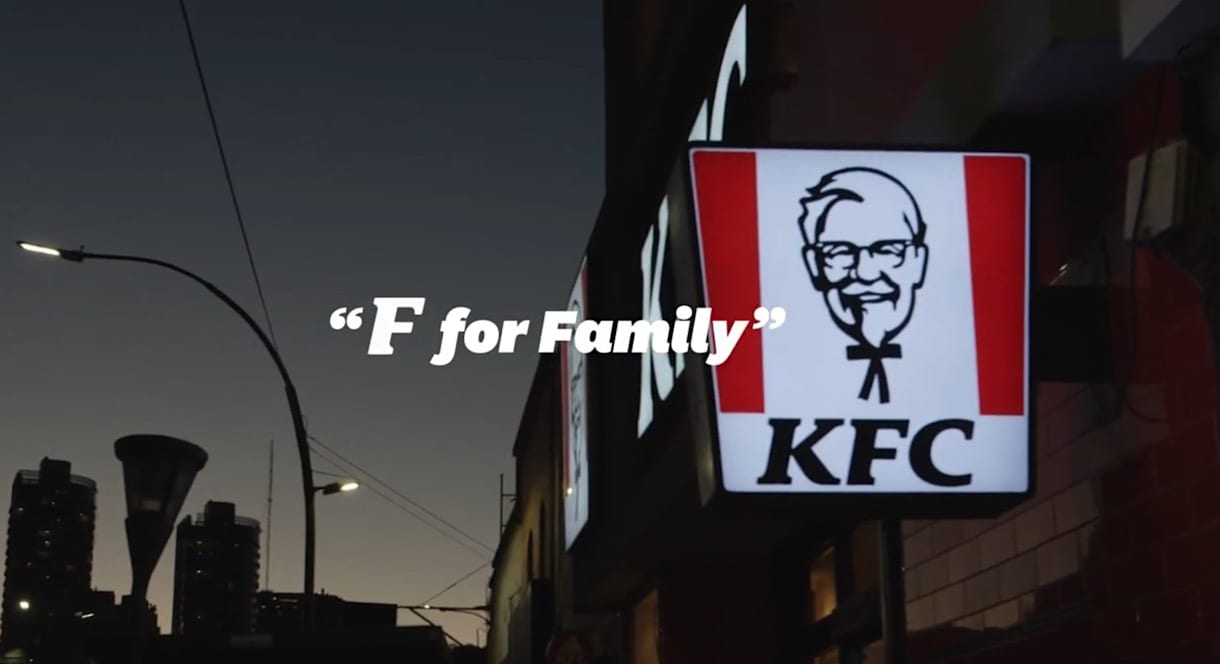 KFC surpreende entregadores da rede com delivery para pessoas de suas próprias famílias