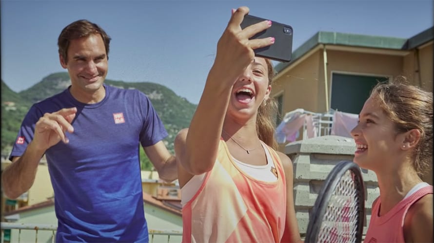 Roger Federer joga com duas fãs em topos de prédios