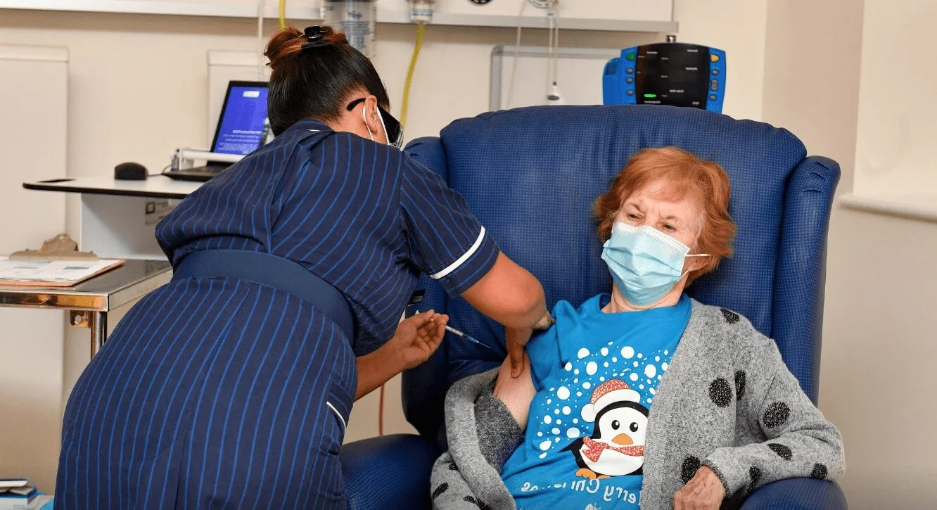 Margaret Keenan, de 90 anos, é a primeira do mundo a receber a vacina contra a Covid-19 fora de testes