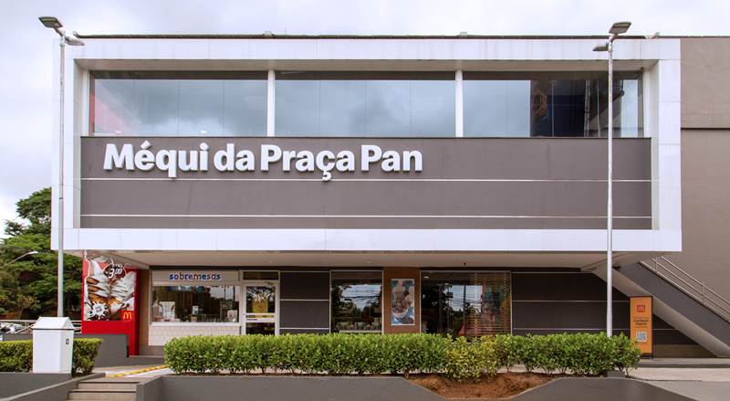 McDonald's coloca "Méqui da Praça Pan" na fachada da loja