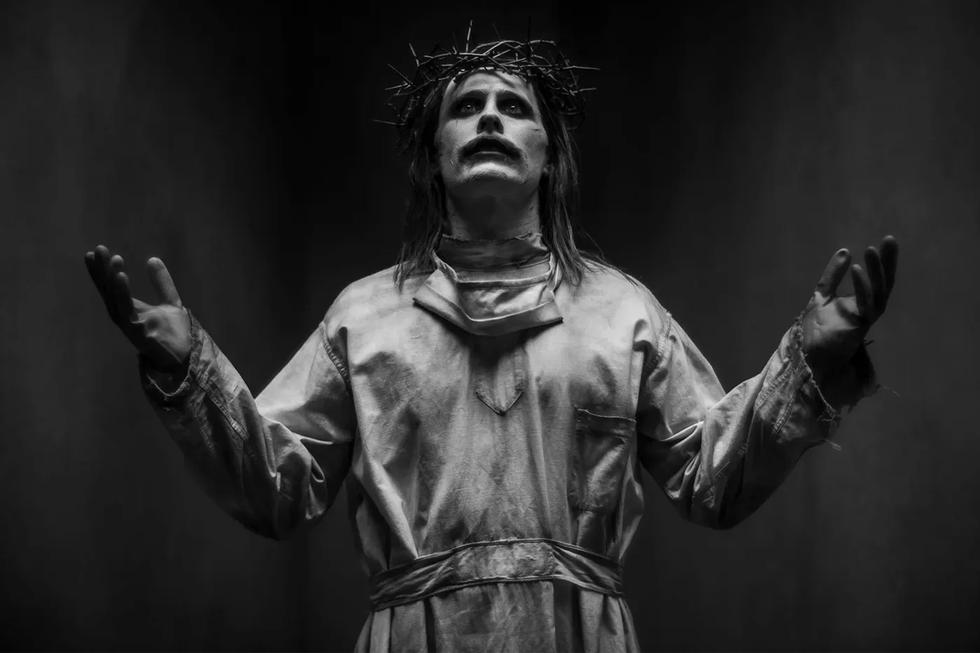 Zack Snyder revela foto de Jared Leto como um joker bíblico, em pose semelhante a Jesus Cristo