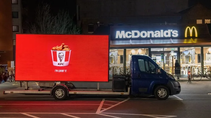 KFC segue experimentando slogans de outras marcas. E na frente das lojas delas