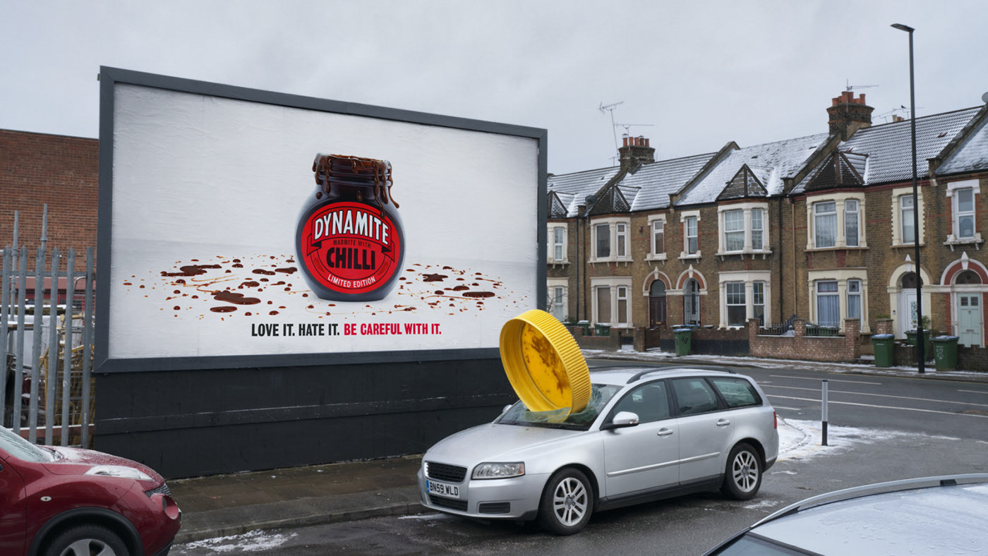 Painéis da Marmite Dynamite usam tampa gigante por perto para parecer que explodiram