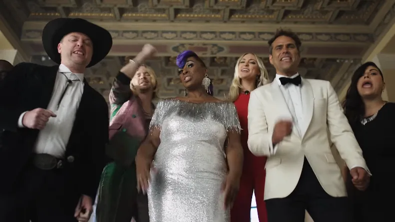 Agência de Ryan Reynolds segue das mais criativas: clipão com cantores de casamento para o App Match
