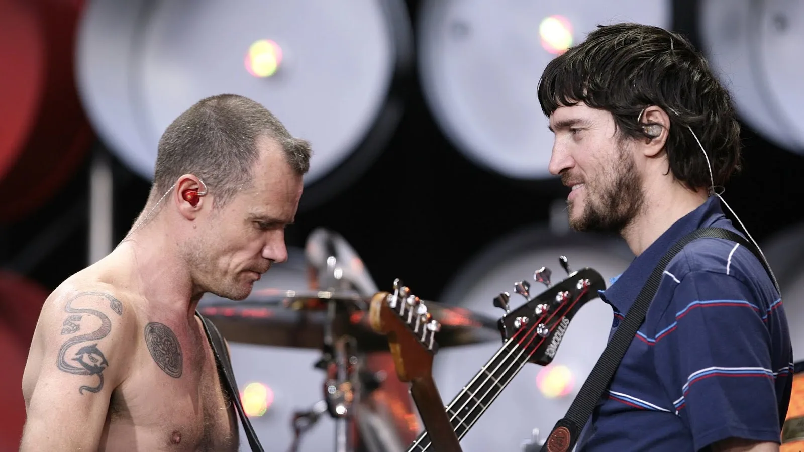 Flea e John Frusciante lançam tributo ao Gang of Four