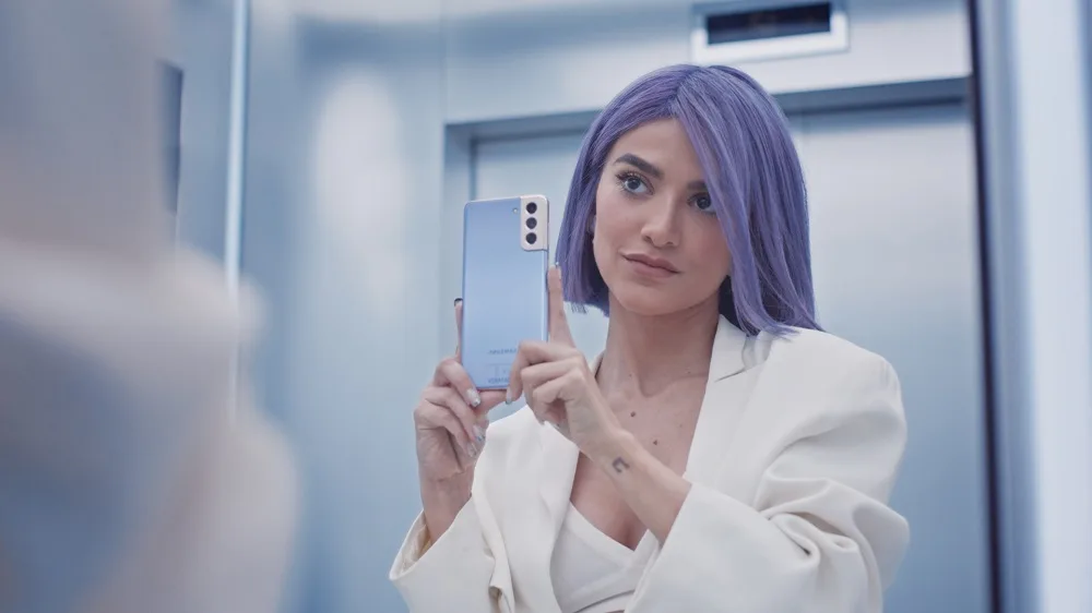 Samsung usa referências à Alice no país das maravilhas com Manu Gavassi