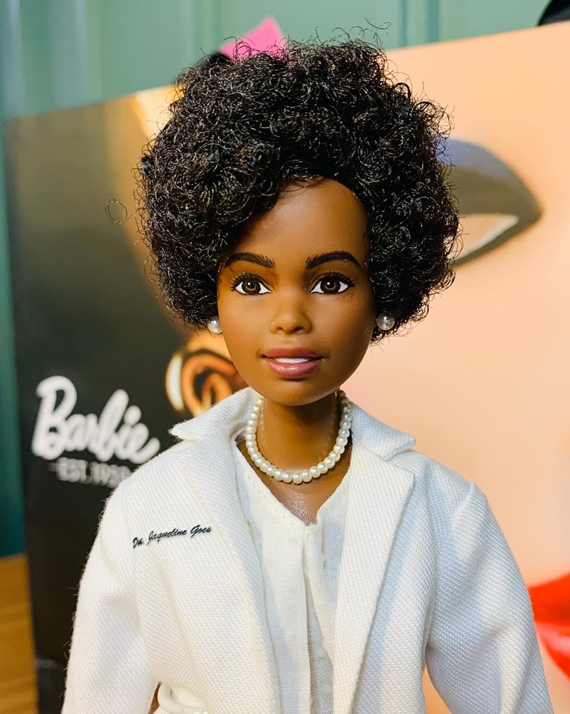 Mattel lança Barbie da cientista brasileira que sequenciou o Sars-CoV-2, Dra Jaqueline Goes