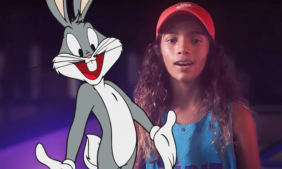 Rayssa Leal com Pernalonga em comercial da HBO Max