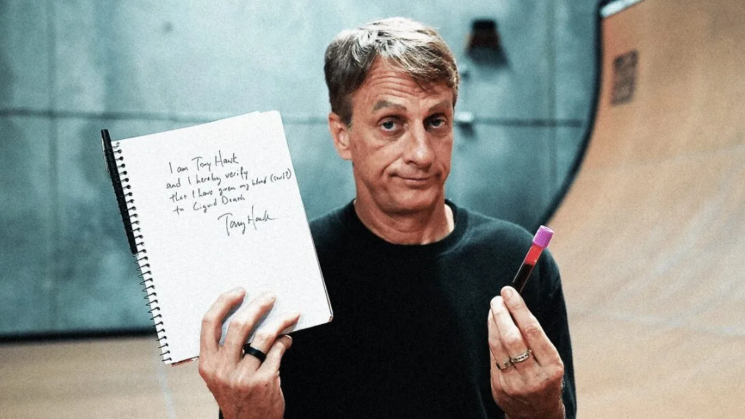 Tony Hawk vai vender 100 skates que têm seu sangue (de verdade) misturado na tinta
