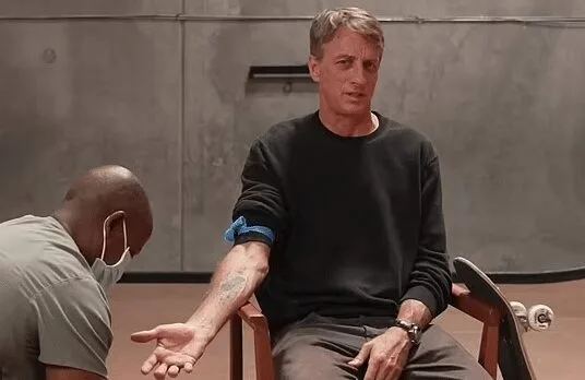 Tony Hawk vai vender 100 skates que têm seu sangue (de verdade) misturado na tinta