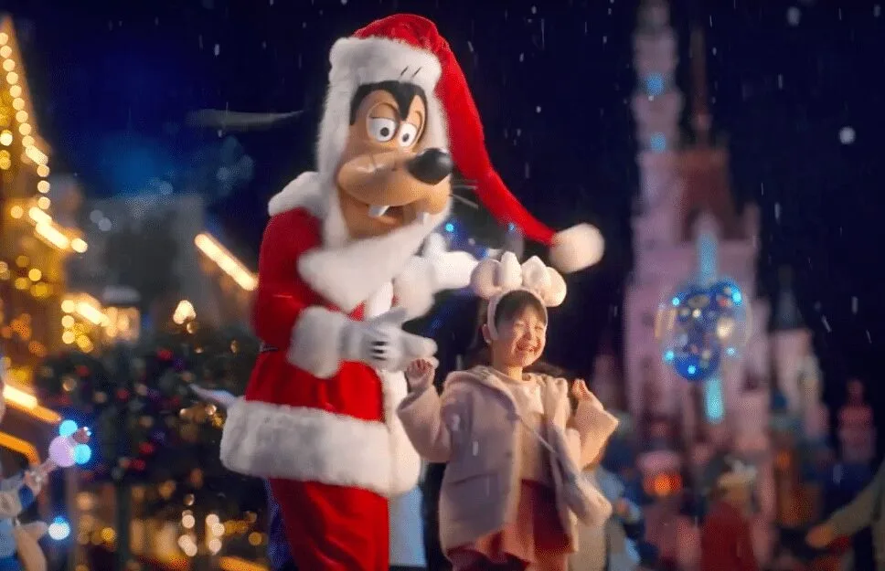 Amor fraterno na campanha de Natal da Disneylândia de Hong Kong