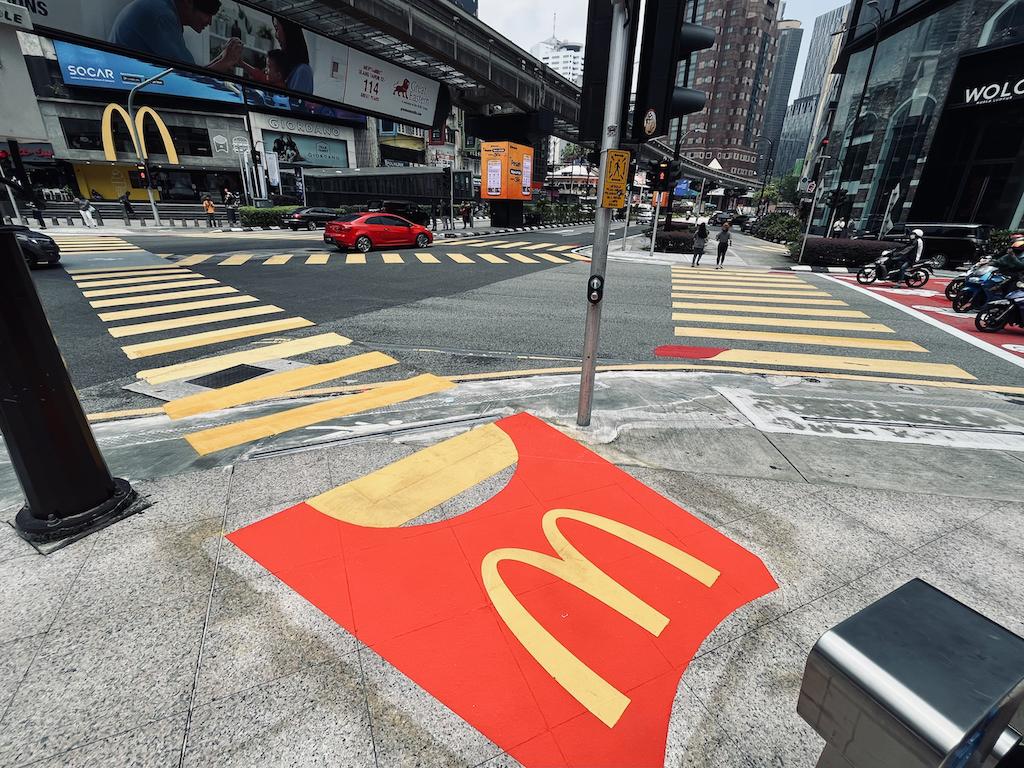 McDonald's da Malásia transforma faixas de pedestres em McFritas