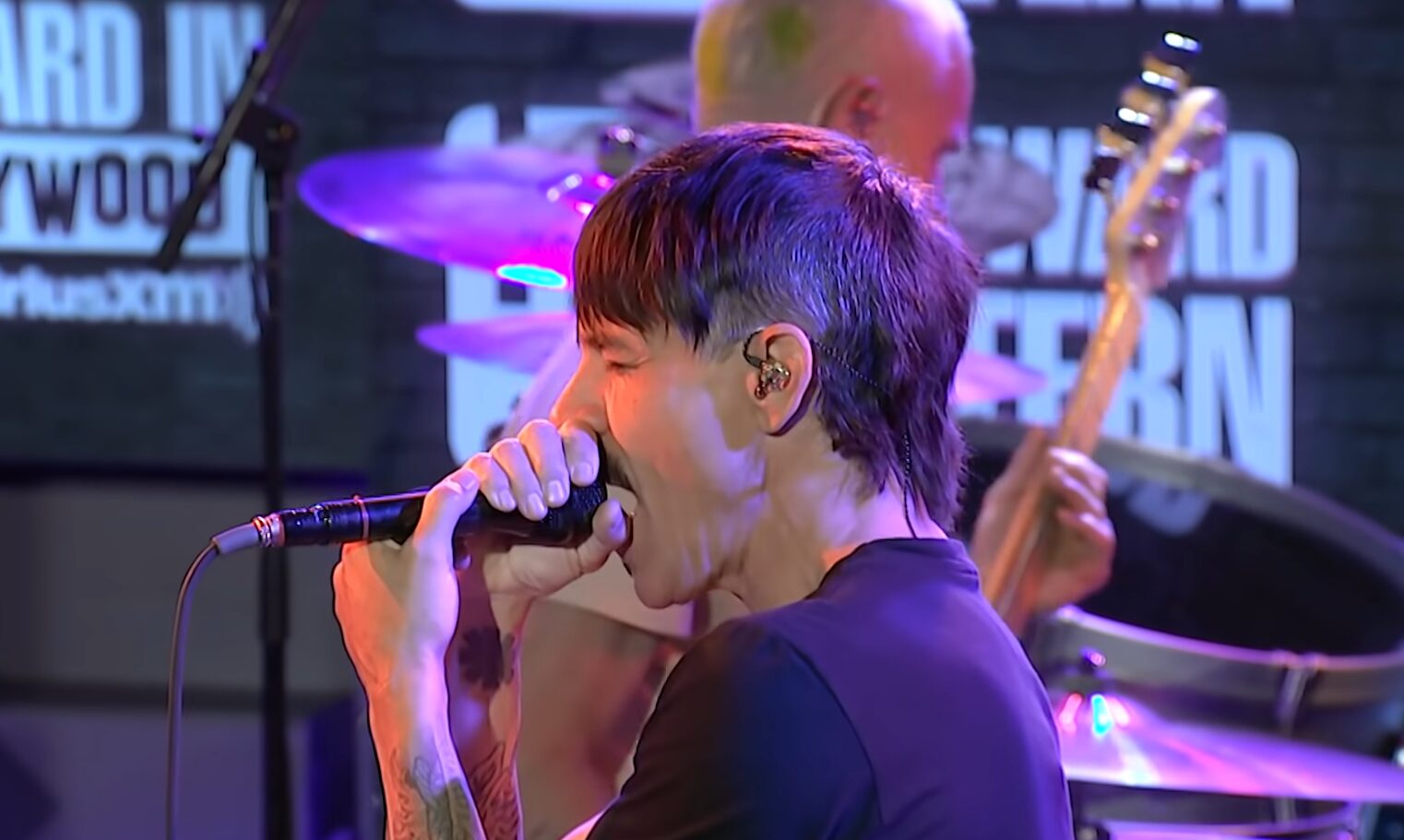 O ótimo pocket do Red Hot Chili Peppers no Howard Stern