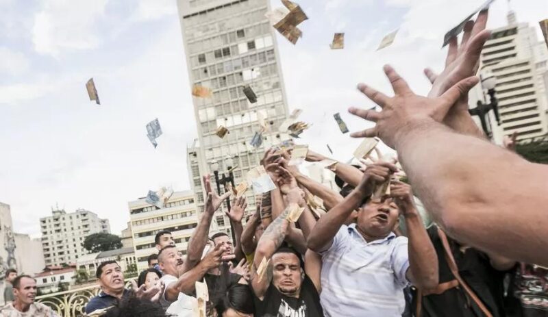 Polêmica ação de marketing distribui dinheiro em SP (e promete mais em praia do Rio)