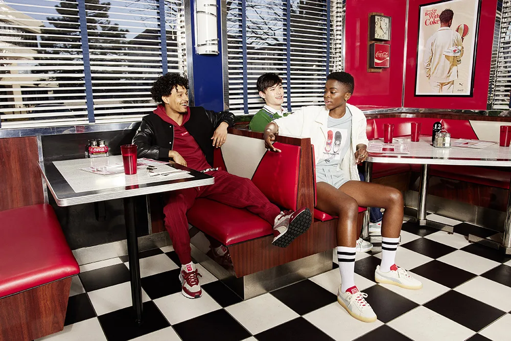 PUMA e Coca-Cola lançam coleção colaborativa que celebra a herança de ambas as marcas