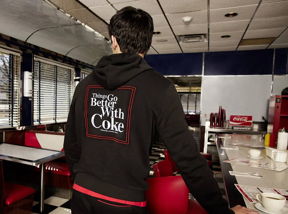 PUMA e Coca-Cola lançam coleção colaborativa que celebra a herança de ambas as marcas