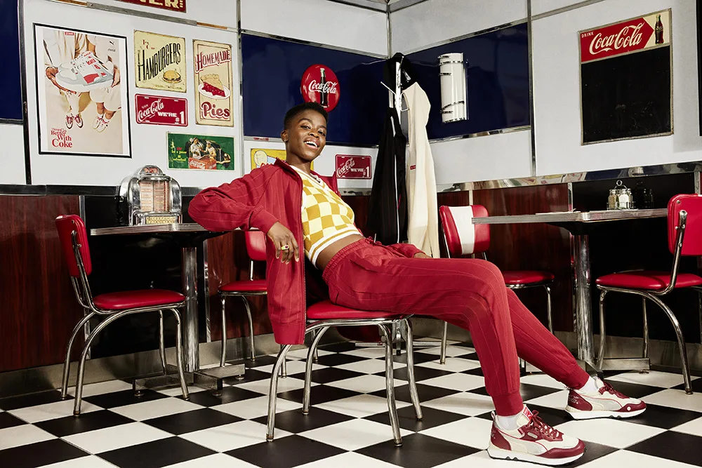 PUMA e Coca-Cola lançam coleção colaborativa que celebra a herança de ambas as marcas