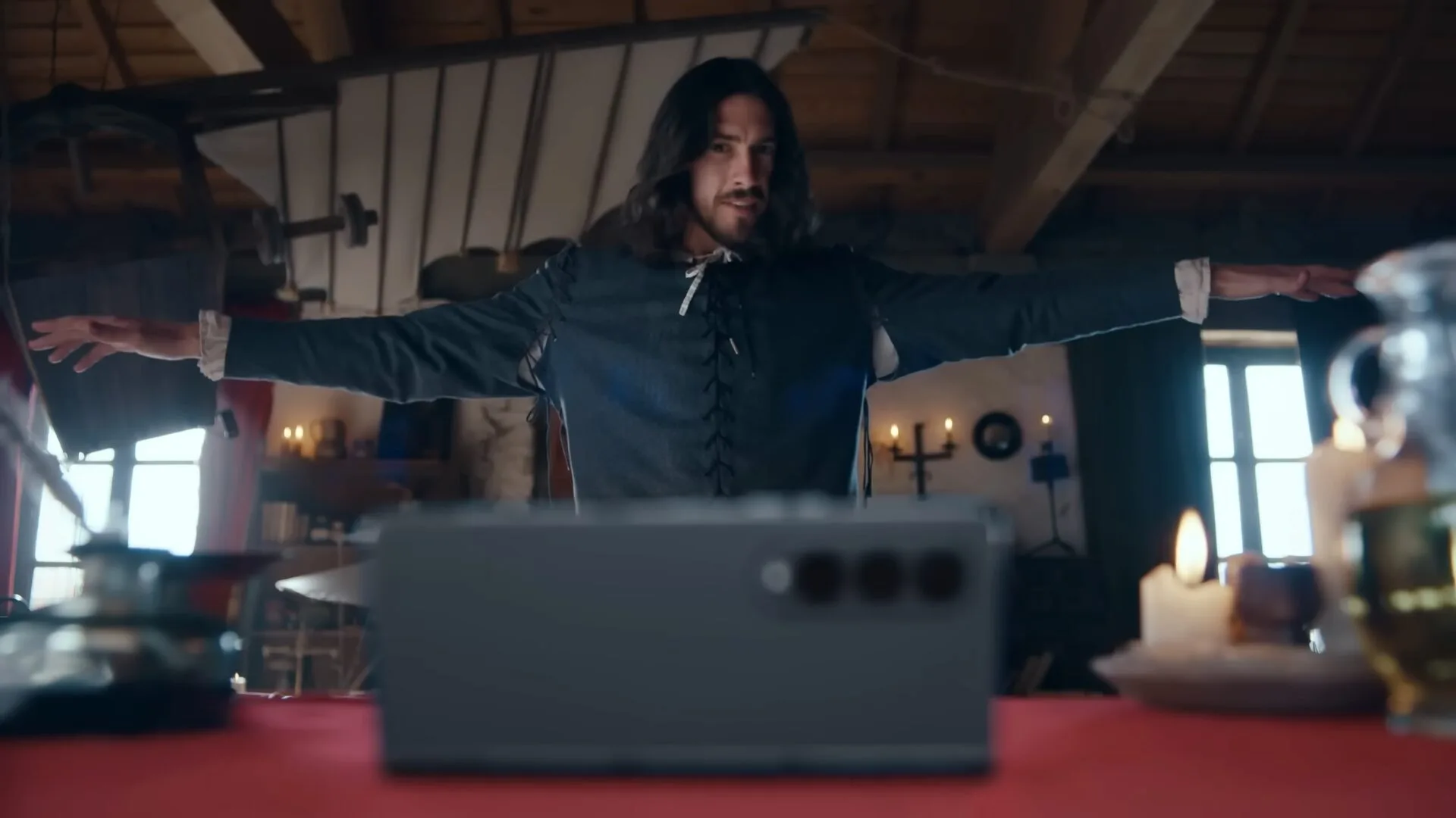 E se Leonardo da Vinci tivesse um Samsung Galaxy Z Fold4?