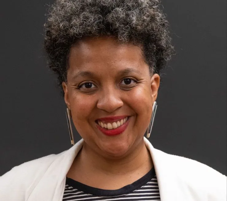 Uma mina preta jogando luz no rolê publicitário