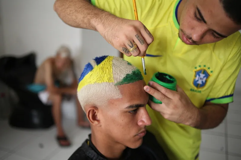Itaú realiza ação com barbeiro criador do corte do HEXA