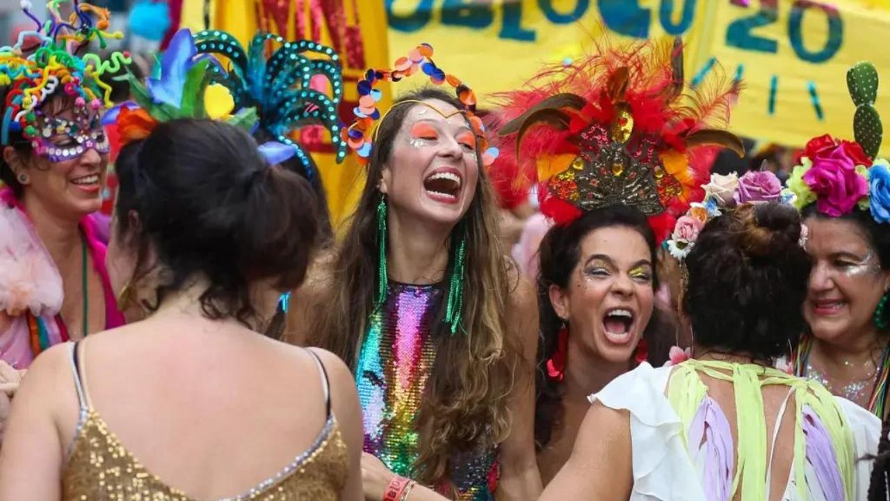 Foliões devem aumentar o uso das redes sociais no Carnaval, diz pequisa