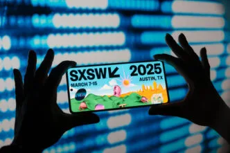 Smartphone com anúncio do SXSW 2025 em Austin, TX.