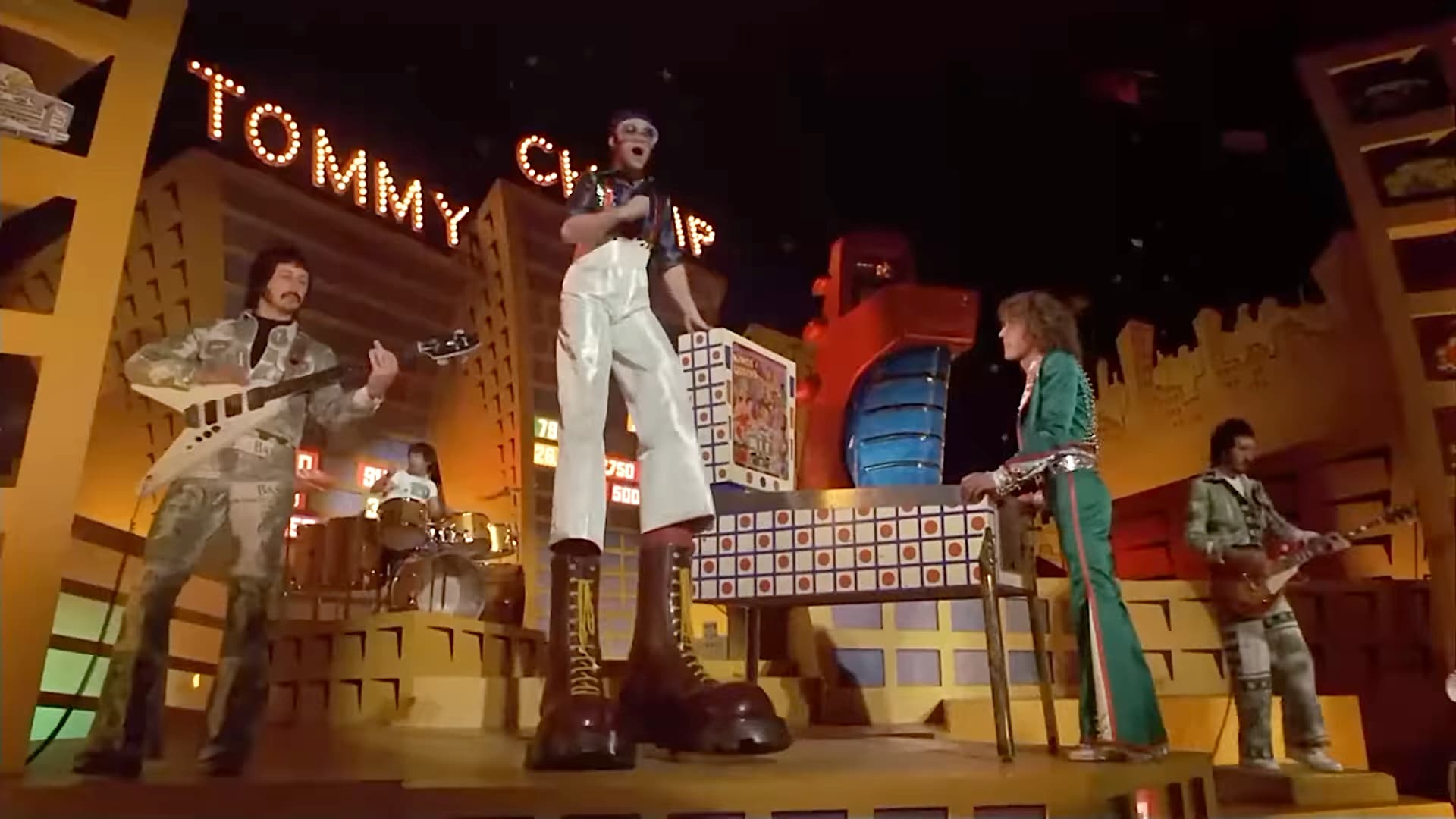 Cenas inesquecíveis: Elton John cantando Pinball Wizard em Tommy