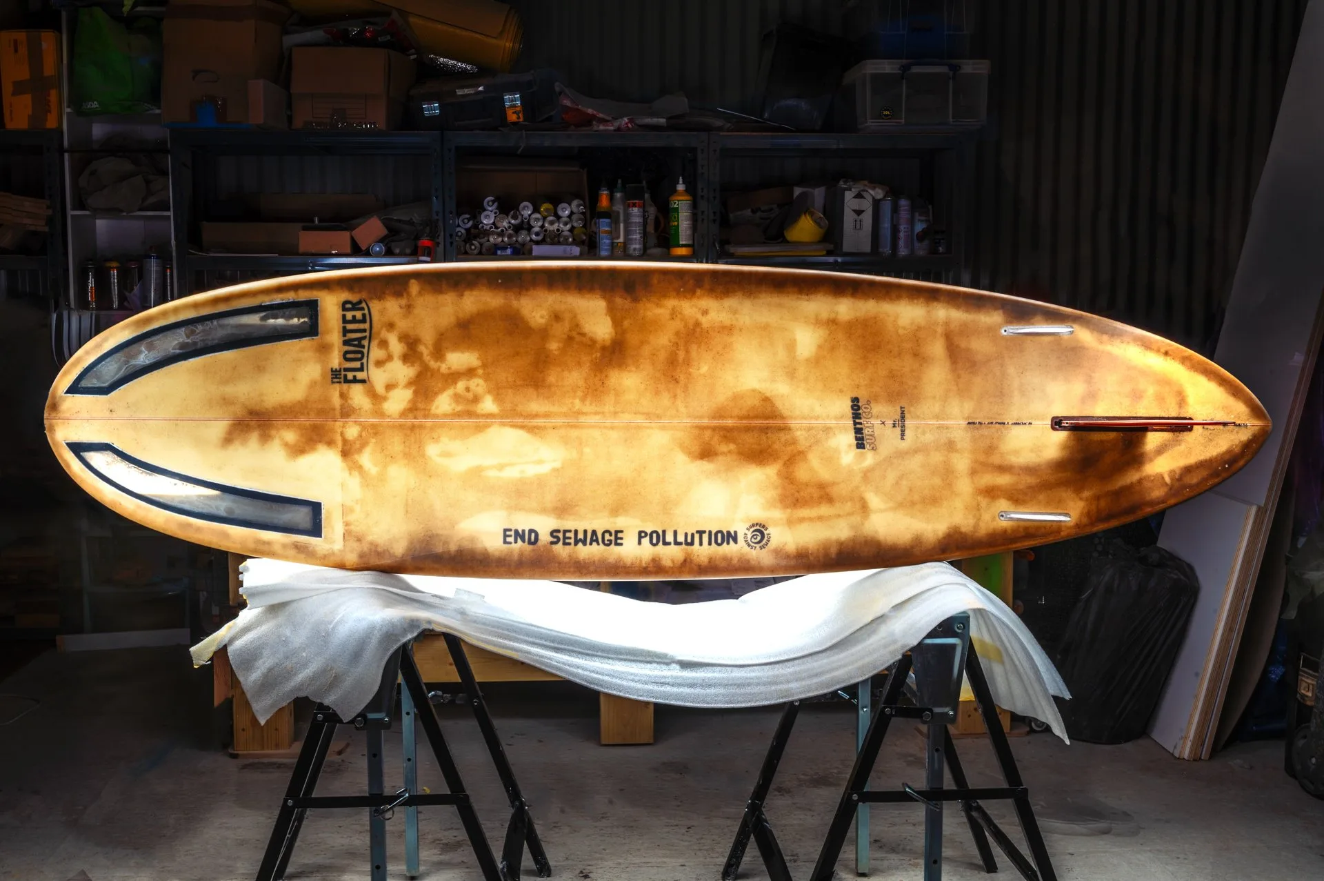The floater: uma prancha de surf feita de lixo do mar e esgoto