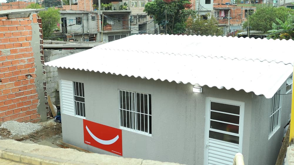 Colgate-Palmolive e Gerando Falcões constroem casas com tubos de creme dental na Favela dos Sonhos, em São Paulo