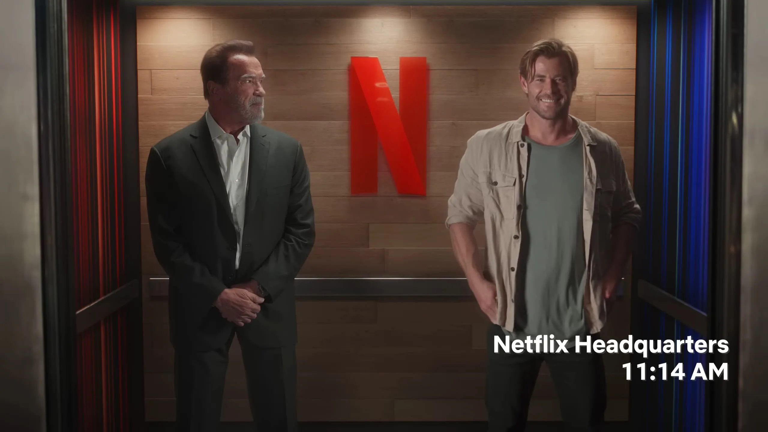Arnold Schwarzenegger e Chris Hemsworth no elevador da Netflix