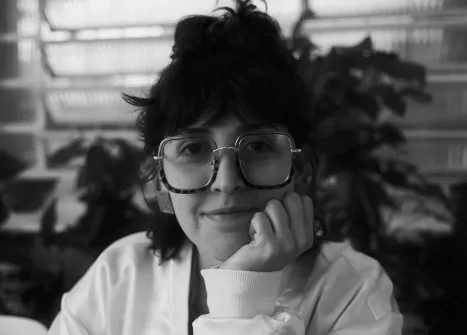 Diretora de filmes e publicitária, Luiza Prado lança livro de poesias.