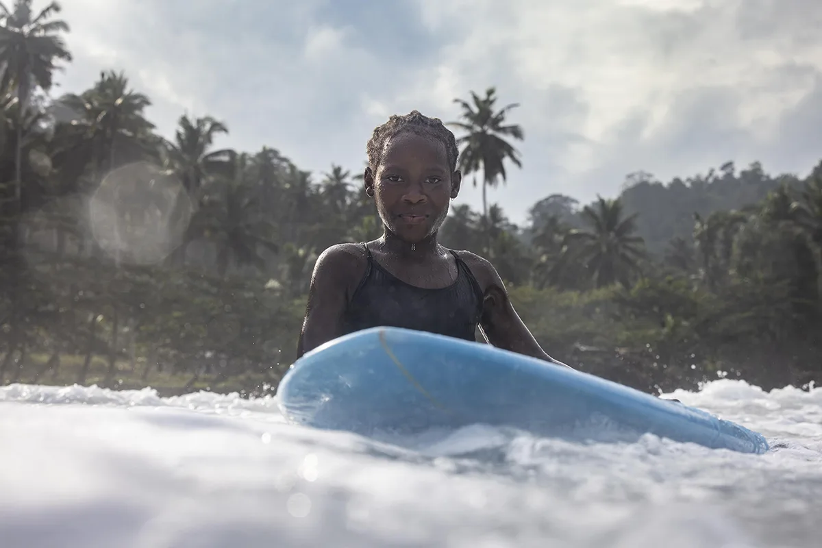 Surfing Through The Odds: a primeira coleção de imagens de mulheres negras Surfando