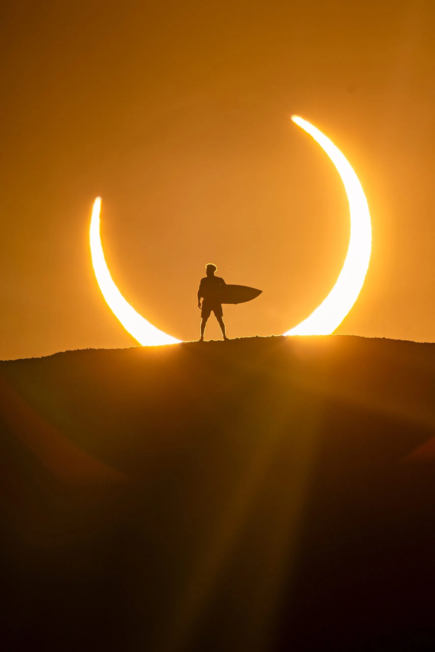 Surfista Ítalo Ferreira protagoniza foto inédita durante eclipse do Sol