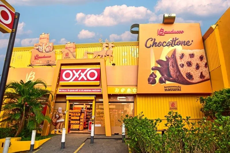 Lojas da Oxxo viram panetones gigantes em parceria com a Bauducco