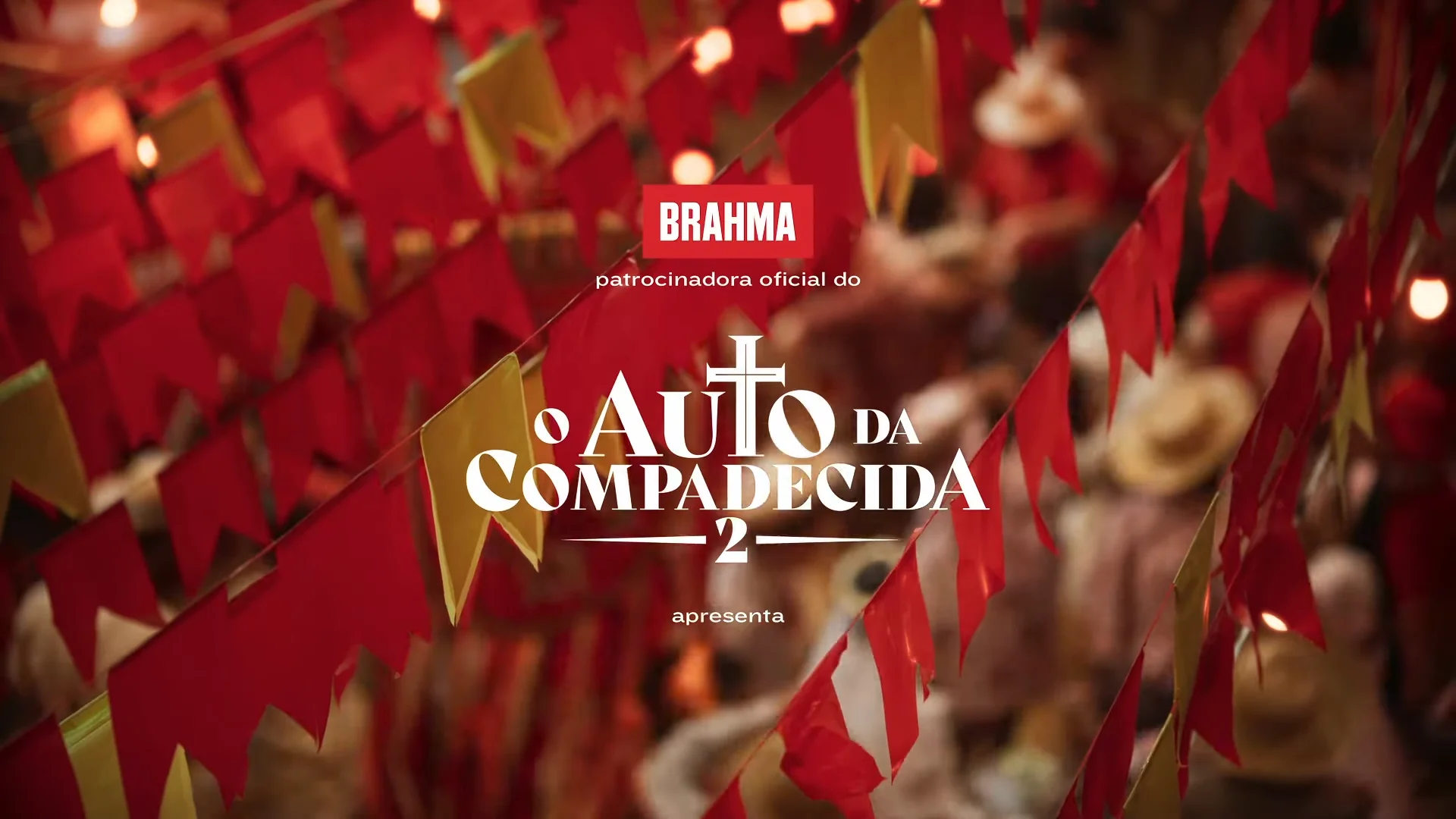 Brahma e Auto da Compadecida 2. Promotional image for "O Auto da Compadecida 2" with red and yellow flags, sponsored by Brahma.