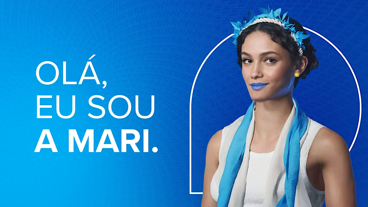 Woman with blue lipstick and headpiece on blue background with text "Olá, eu sou a Mari."