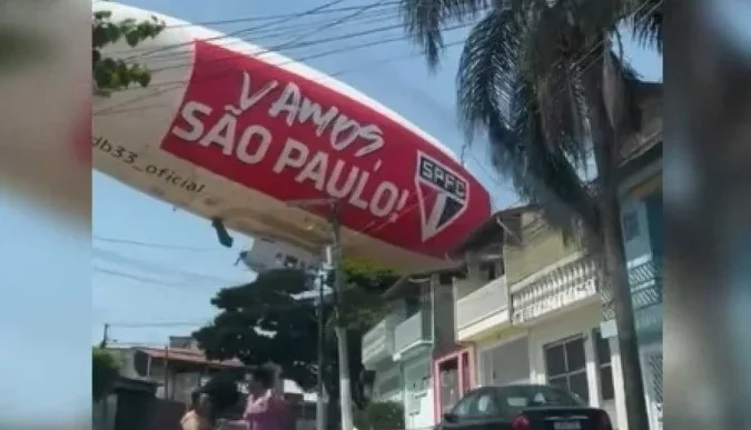 Dirigível do São Paulo sobrevoa bairro residencial