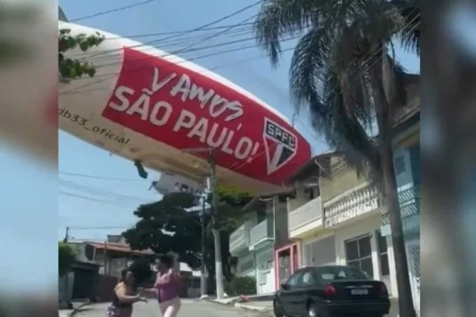 Dirigível do São Paulo sobrevoa bairro residencial