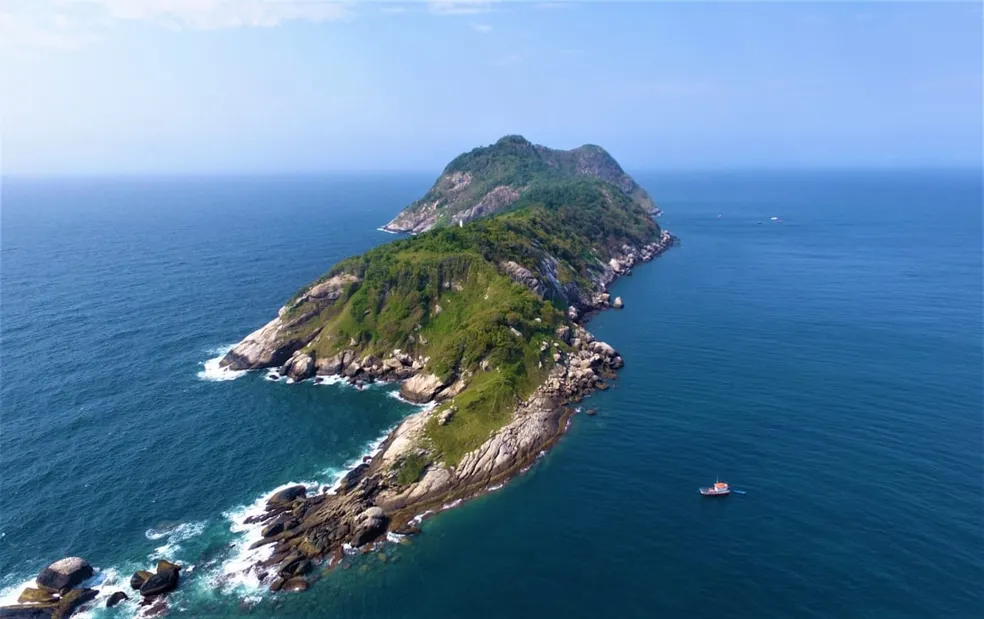 Ilha verde cercada por oceano azul.