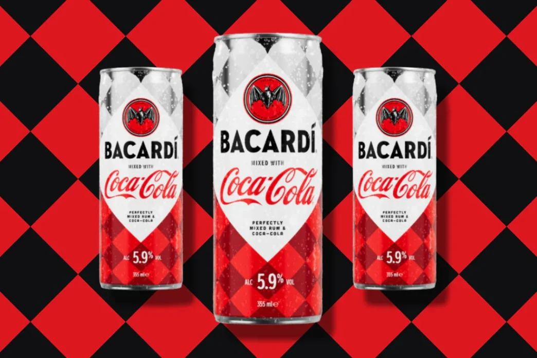 Latas de Bacardi misturado com Coca-Cola