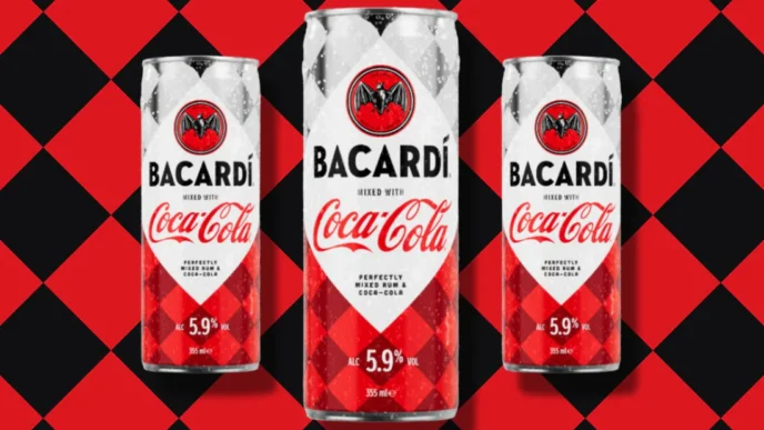 Latas de Bacardi misturado com Coca-Cola